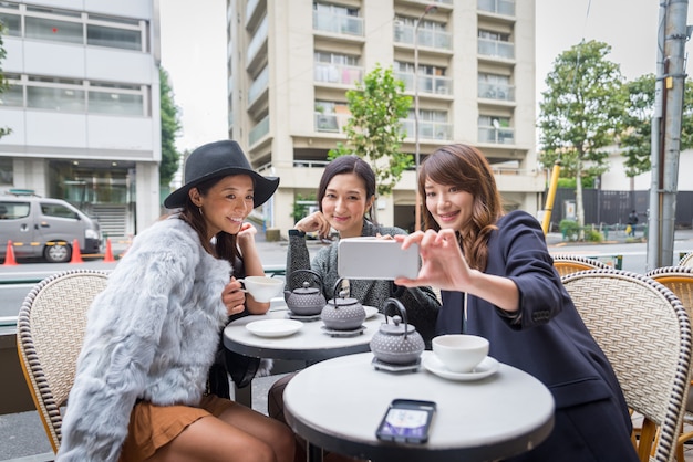 Mujeres de compras en Tokio