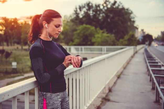 Mujeres comprobando rastreador de fitness