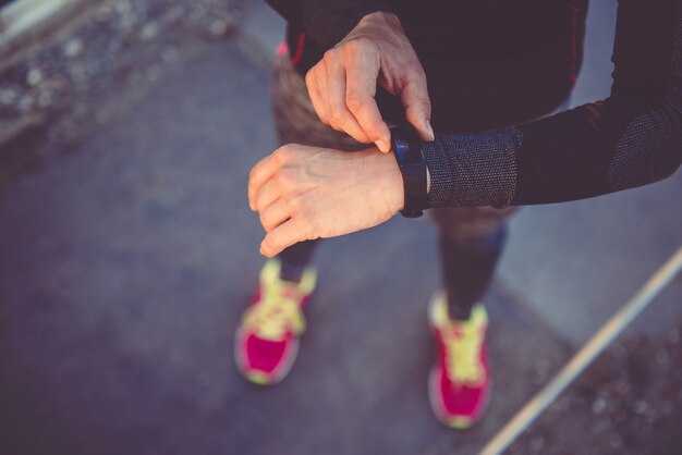 Mujeres comprobando rastreador de fitness