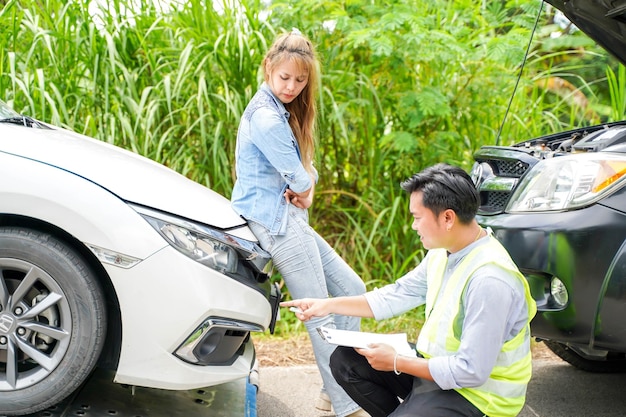 Mujeres conductoras dementes después de que el automóvil se estrellara con un oficial de la compañía de seguros que revisaba los daños del automóvil en la carretera nacional