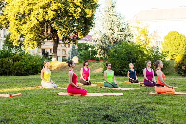 Mujeres cotraining en el parque