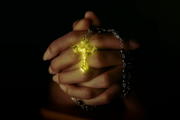 Foto las mujeres cristianas oran por bendiciones con fe en un fondo negro