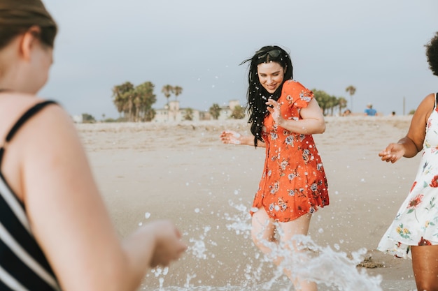 Mujeres con curvas en la playa