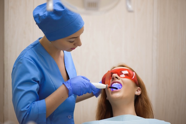 Mujeres dentistas que tratan al paciente en un clinik