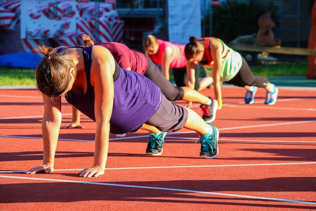 Foto mujeres en el deporte del yoga