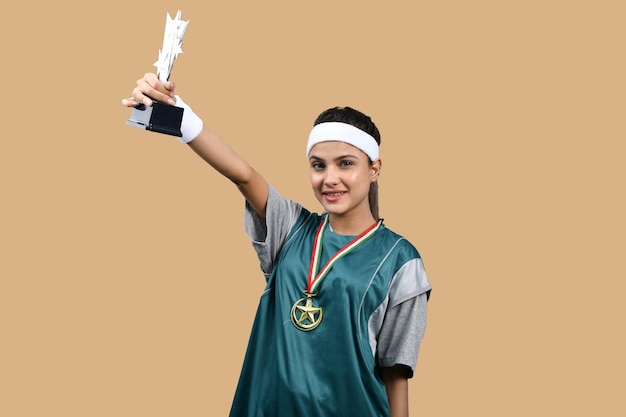 mujeres deportistas sonriendo y sosteniendo un trofeo modelo paquistaní indio