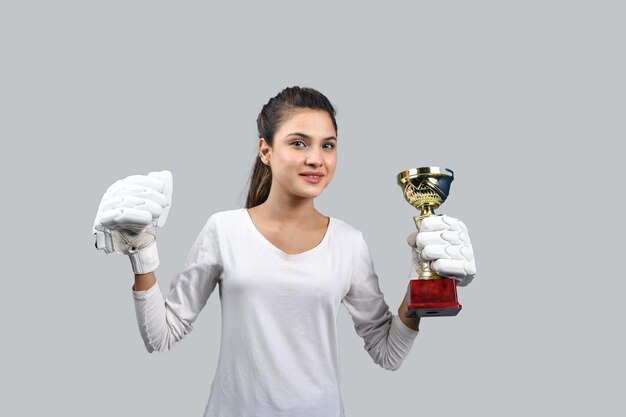 Foto mujeres deportistas sonriendo y sosteniendo un trofeo modelo paquistaní indio