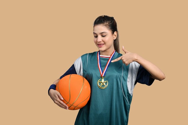 mujeres deportistas sosteniendo baloncesto y apuntándolo modelo indio paquistaní