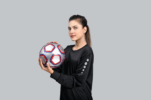 mujeres deportistas sosteniendo fútbol y mirando al frente modelo pakistaní indio