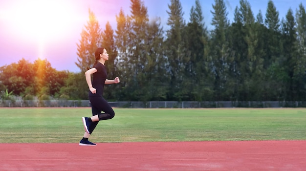 Mujeres deportivas haciendo ejercicio o trotando