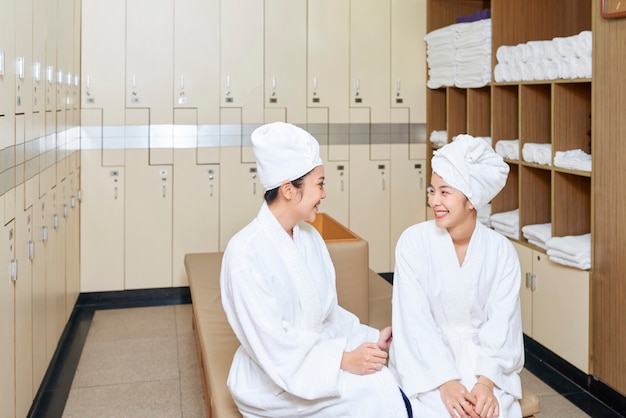 Mujeres descansando en el vestidor