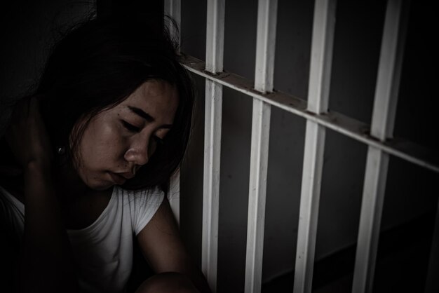 Mujeres desesperadas por atrapar la prisión de hierroconcepto de prisionerogente de tailandiaEsperanza de ser libreSi violan la ley serían arrestados y encarcelados