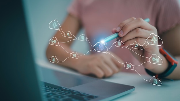 Mujeres con diagramas de computación en la nube Concepto de tecnología en la nube Almacenamiento de datos Concepto de servicio de redes e Internetx9