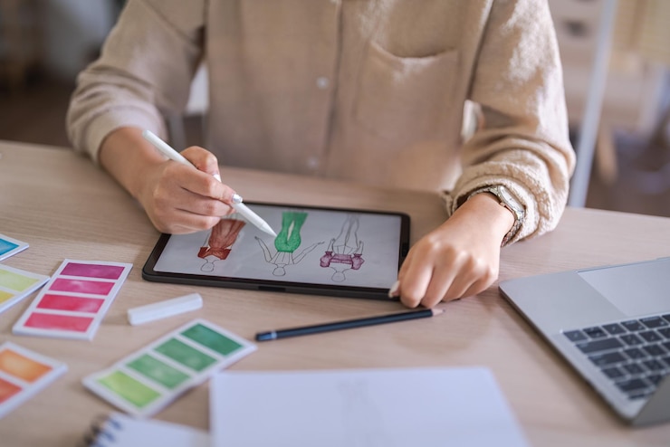 Foto las mujeres diseñadoras de moda trabajan para diseñar vestidos y dibujar en una tableta para una nueva colección creativa