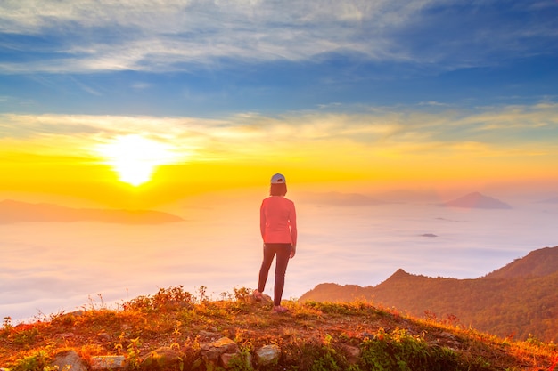 Las mujeres disfrutan del aire fresco y abrazan la naturaleza en la mañana en Phu Chi Dao, Tailandia