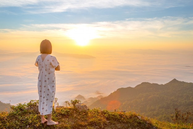 Las mujeres disfrutan del aire fresco y abrazan la naturaleza en la mañana en Phu Chi Dao, Tailandia