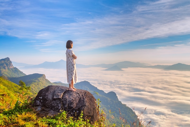 Las mujeres disfrutan del aire fresco y abrazan la naturaleza en la mañana en Phu Chi Dao, Tailandia