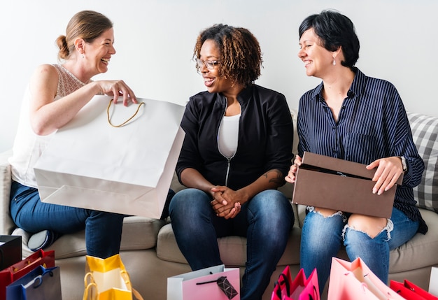 Las mujeres disfrutan comprando