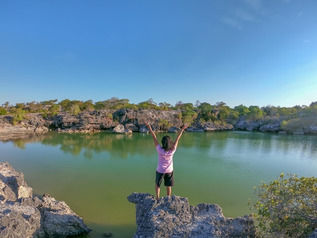 las mujeres disfrutan de la libertad en la naturaleza