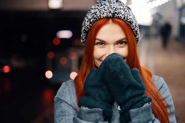 Las mujeres disfrutan de las luces navideñas por la noche