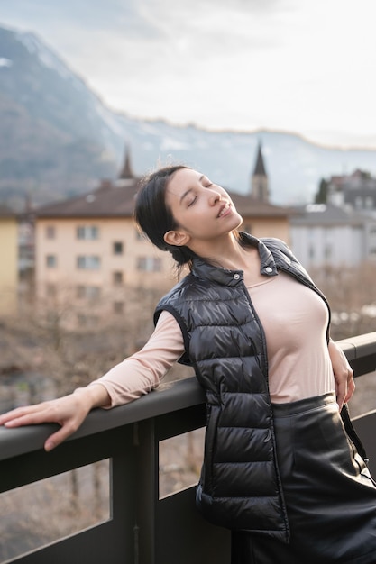 Mujeres disfrutando en el balcón con vista a las montañas alpes suizos