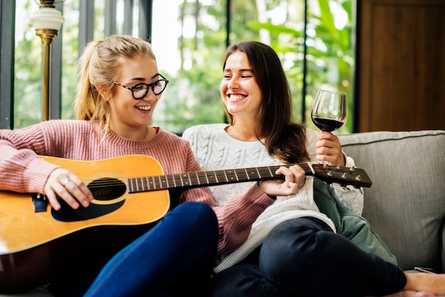 Mujeres disfrutando de la música juntos.