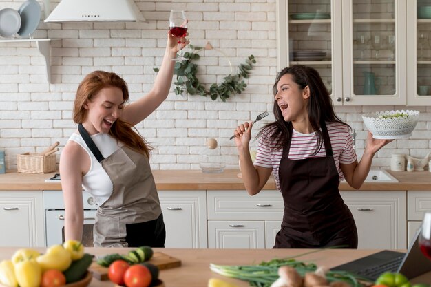 Mujeres disfrutando de su comida en casa