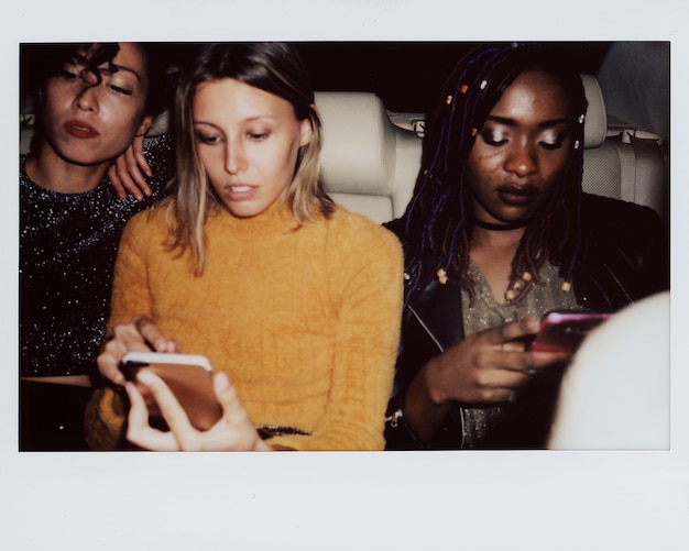 Mujeres diversas en el asiento trasero de un taxi