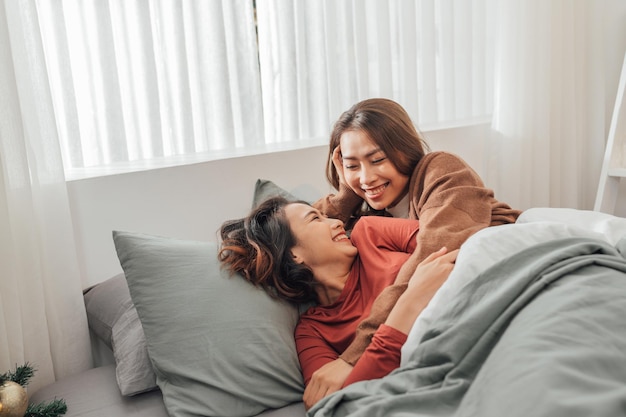 Mujeres divertidas antes de ir a la cama juntos en acogedor