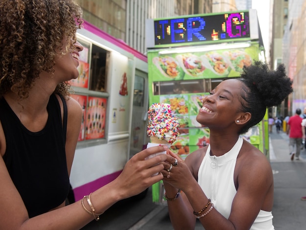 Foto mujeres divirtiéndose en el festival de comida.