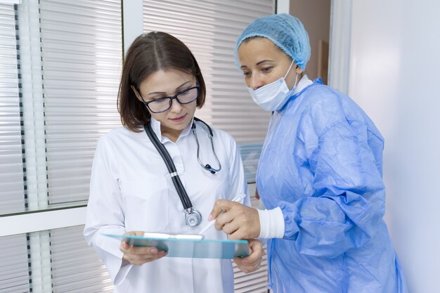 Mujeres doctoras hablando en el hospital.