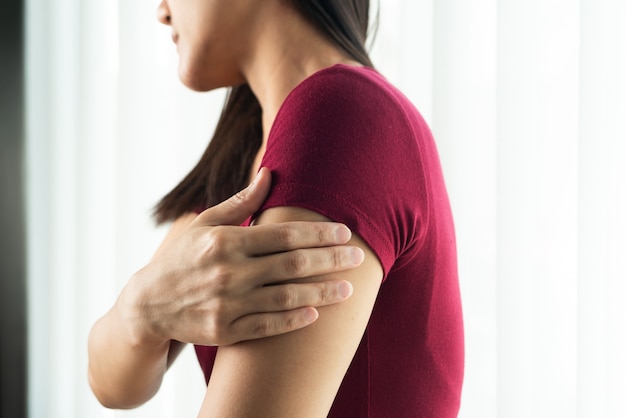 Las mujeres dolorosas de la lesión del tríceps del brazo sufren del concepto de recuperación de la atención médica y la medicina en funcionamiento