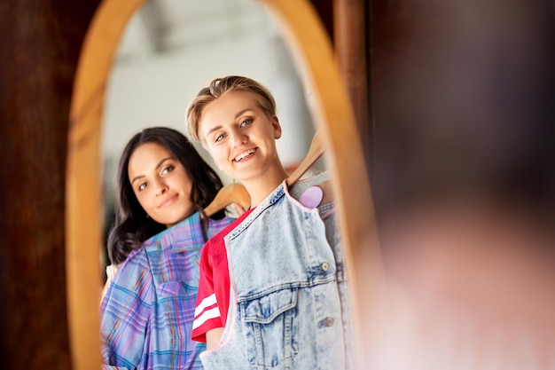 Foto mujeres eligiendo ropa en una tienda de ropa vintage