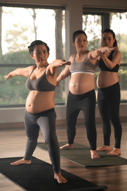 Mujeres embarazadas practicando yoga juntas