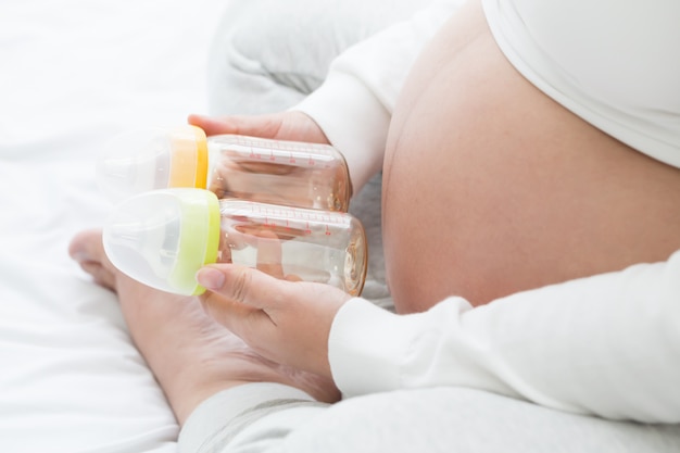 Mujeres embarazadas que eligen biberón para bebé