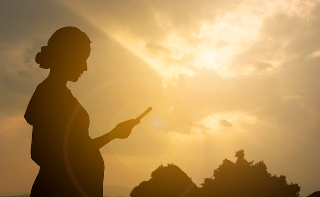 Foto mujeres embarazadas con silueta de teléfono