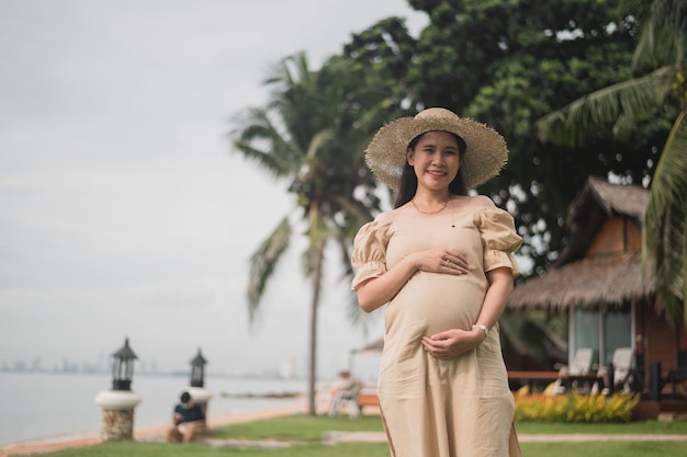 Las mujeres embarazadas viajan felices vacaciones