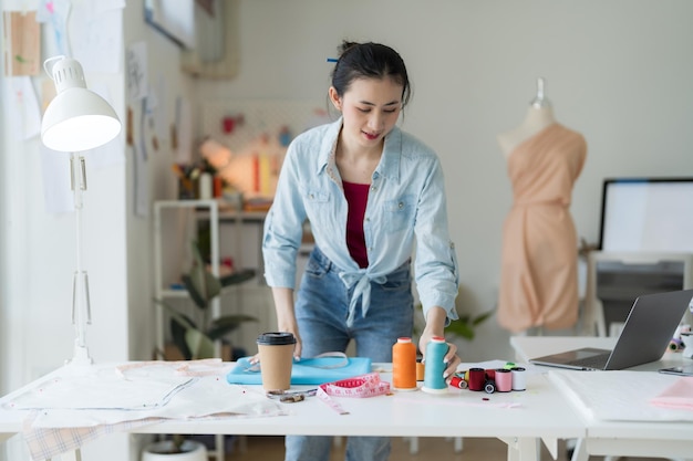 Mujeres emprendedoras están haciendo nuevas colecciones de ropa
