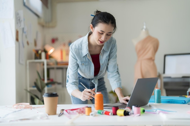 Mujeres emprendedoras están haciendo nuevas colecciones de ropa