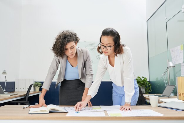 Mujeres empresarias analizando gráficos e informes