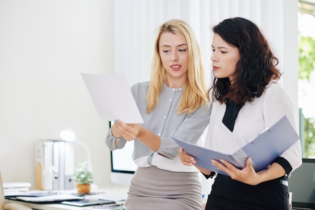 Mujeres empresarias discutiendo informe