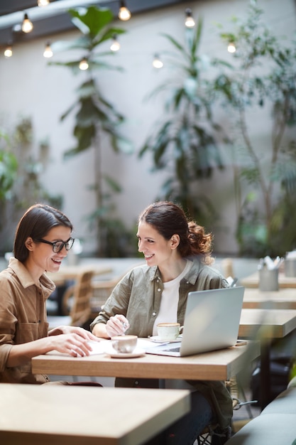 Mujeres empresarias elaborando estrategia