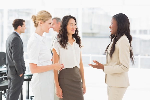 Mujeres empresarias hablando juntas en la sala de conferencias