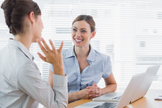 Mujeres empresarias hablando en su escritorio