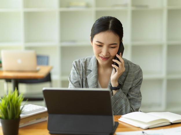 Mujeres empresarias hablando por teléfono fmanager consultoría y negociación clientes comerciales en teléfono móvil