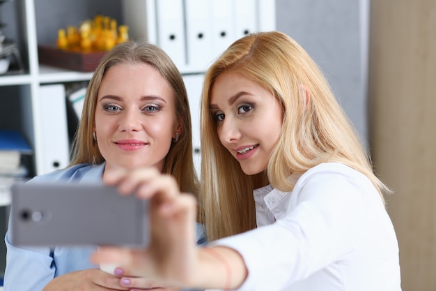 Mujeres empresarias en la oficina