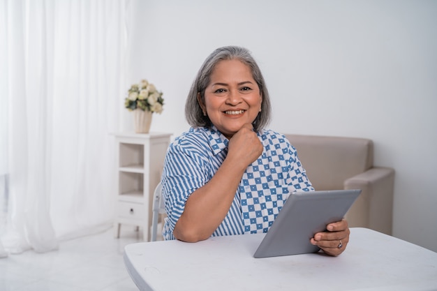 Mujeres empresarias que usan tableta