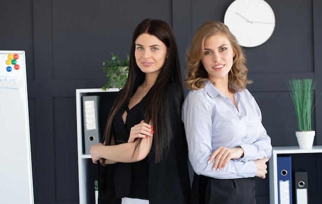 Mujeres empresarias con reunión informal en la oficina moderna