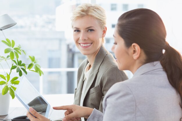 Mujeres empresarias con tableta