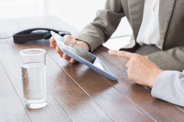 Mujeres empresarias con tableta